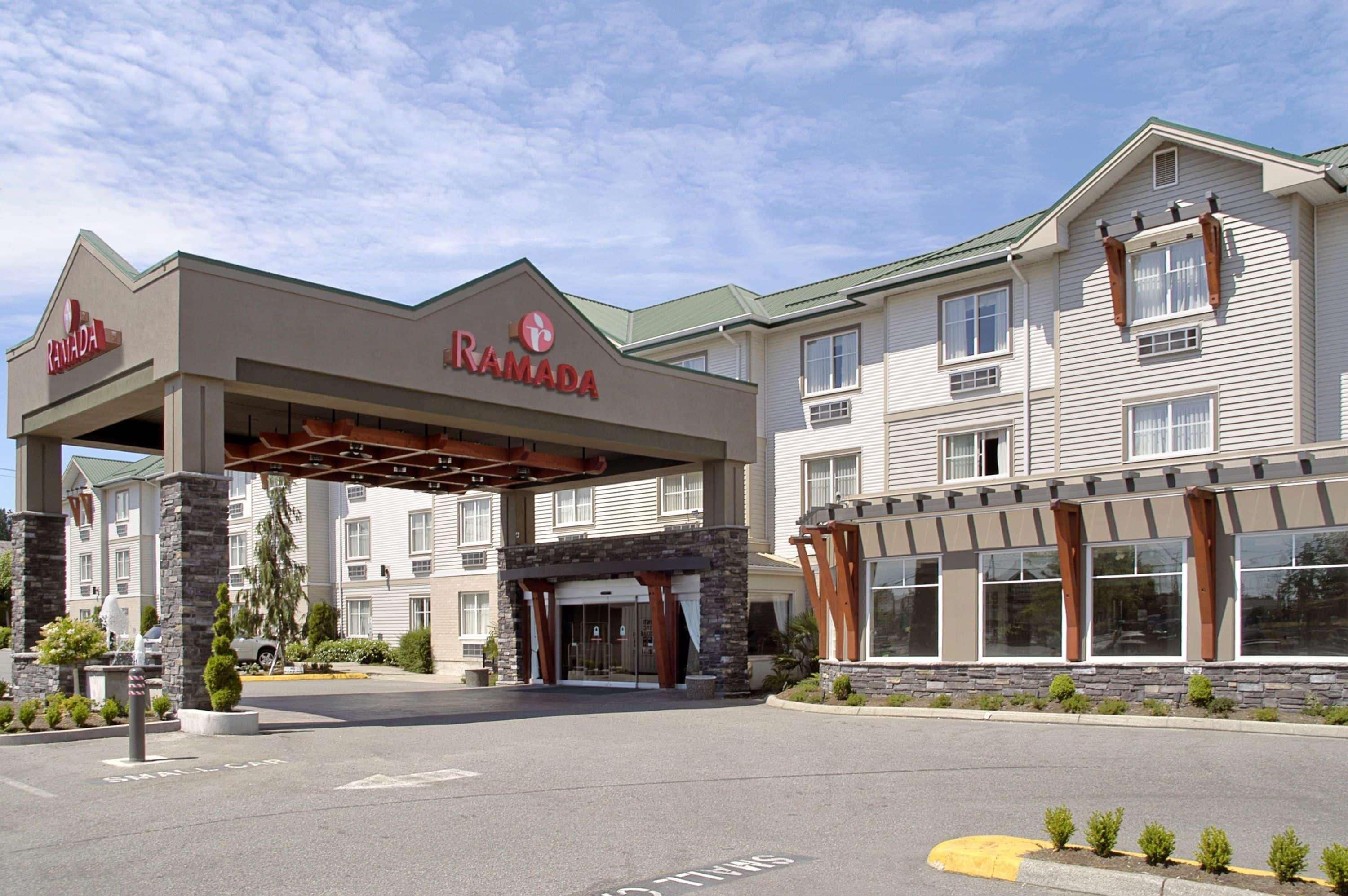 Ramada By Wyndham Surrey/Langley Hotel Екстериор снимка