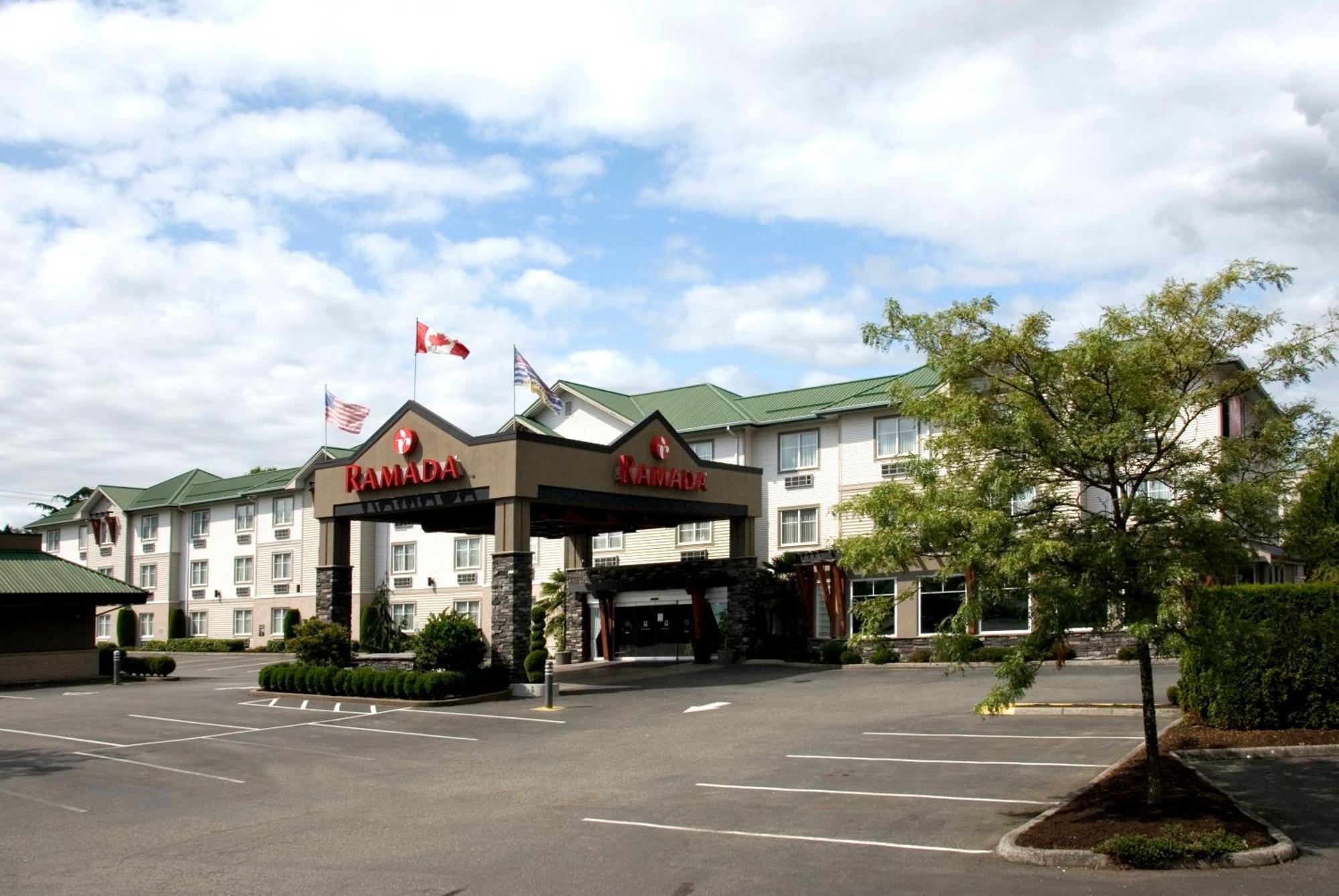 Ramada By Wyndham Surrey/Langley Hotel Екстериор снимка