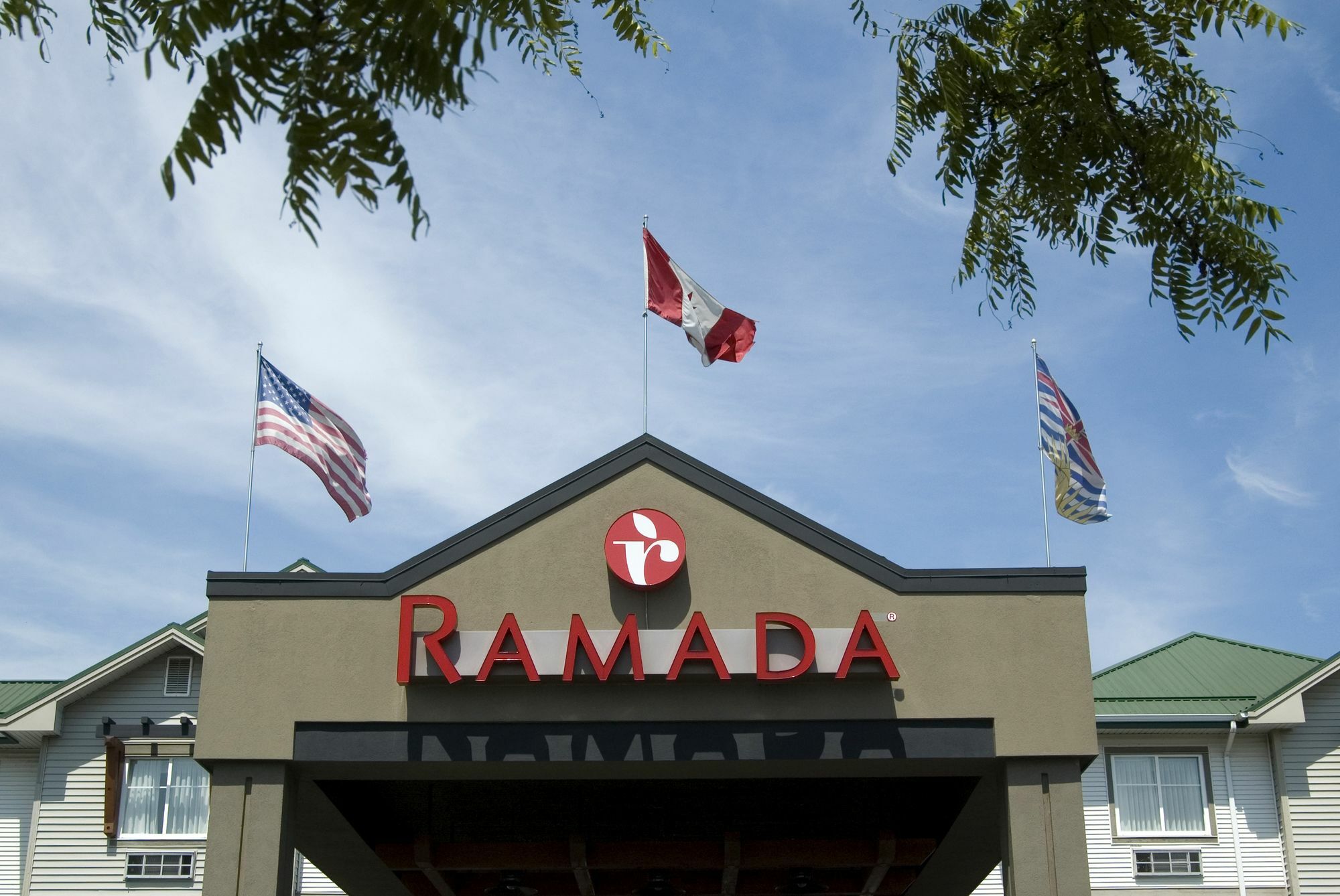 Ramada By Wyndham Surrey/Langley Hotel Екстериор снимка